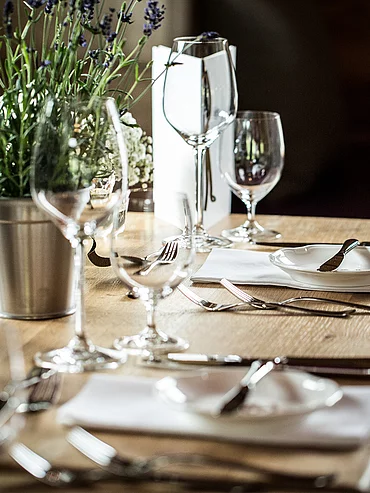Gut Essen & genießen gedeckter Tisch in der Lounge im Restaurant der Schwarzacher Saalbach Hinterglemm