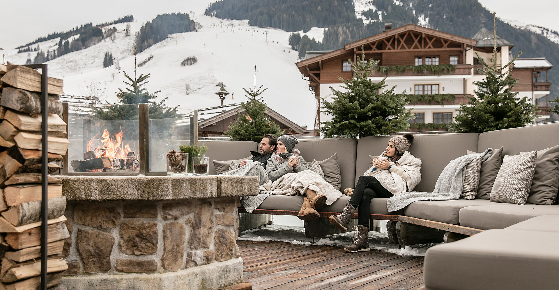 Gruppe genießt wärmendes Feuer auf der Schwarzacher Terrasse im Winter