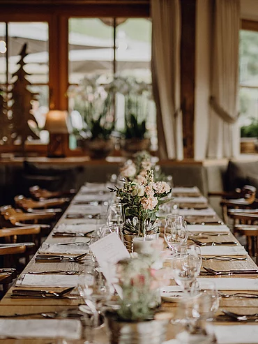 festlich gedeckte Tische bei einer Hochzeit in den Bergen im Restaurant der Schwarzacher