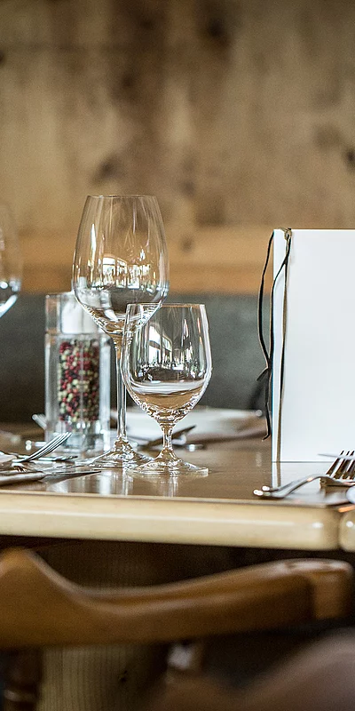 Gut Essen & Trinken gedeckte Tische in der Wirtsstube im Restaurant der Schwarzacher Saalbach Hinterglemm
