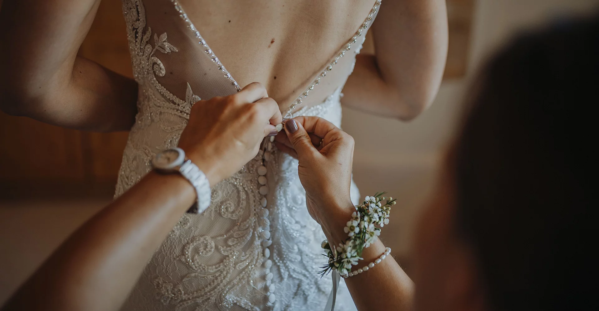 Braut bei den Vorbereitungen vor der Hochzeit im Restaurant der Schwarzacher Saalbach Hinterglemm