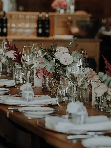 festlich gedeckte Tische bei einer Hochzeit in den Bergen im Restaurant der Schwarzacher