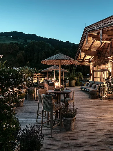 gemütliche Terrasse am Abend beim Restaurant der Schwarzacher