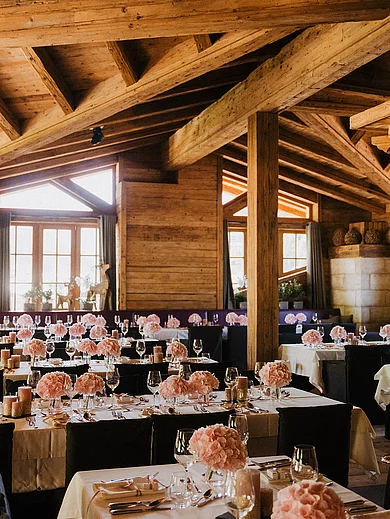 festlich gedeckte Tische bei einer Hochzeit in den Bergen im Restaurant der Schwarzacher