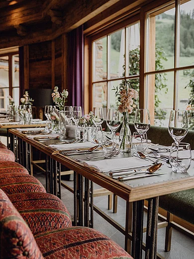 festlich gedeckte Tische bei einer Hochzeit in den Bergen im Restaurant der Schwarzacher