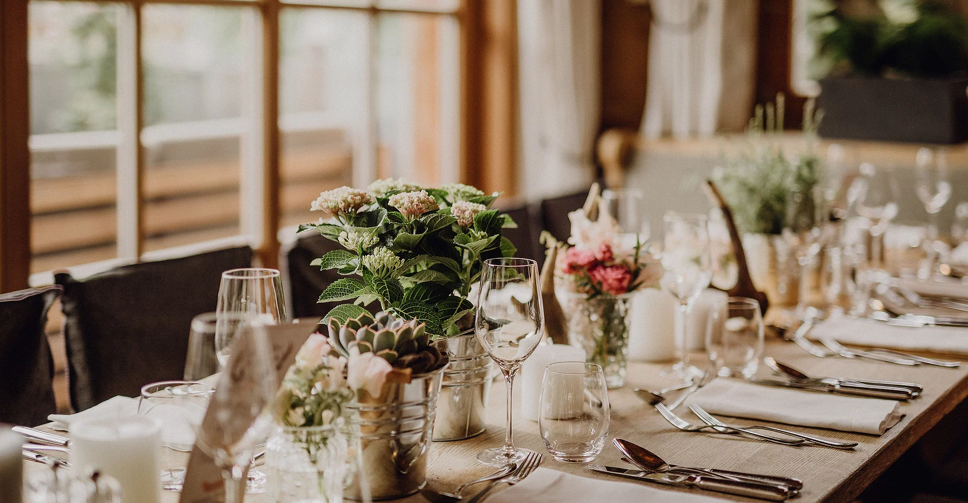 festlich gedeckte Tische bei einer Hochzeit in den Bergen im Restaurant der Schwarzacher