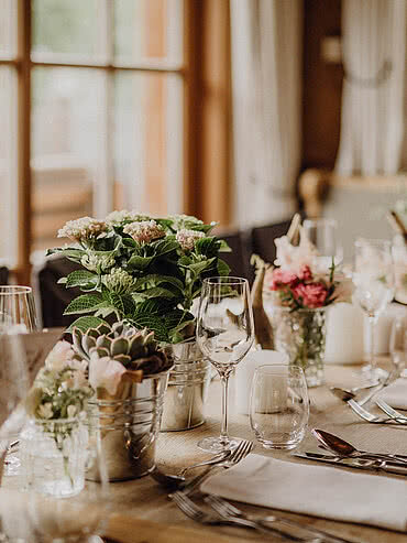 festlich gedeckte Tische bei einer Hochzeit in den Bergen im Restaurant der Schwarzacher