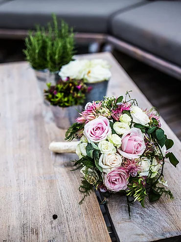 Heiraten in den Bergen Blumenstrauß im Restaurant der Schwarzacher Saalbach Hinterglemm
