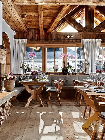 flexible Räume gedeckte Tische in der Wirtsstube im Restaurant der Schwarzacher Saalbach Hinterglemm