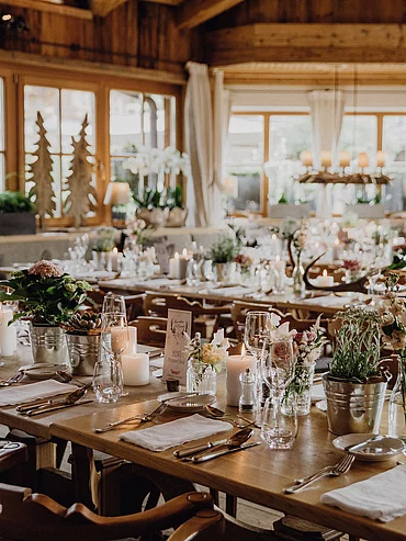 festlich gedeckte Tische bei einer Hochzeit in den Bergen im Restaurant der Schwarzacher