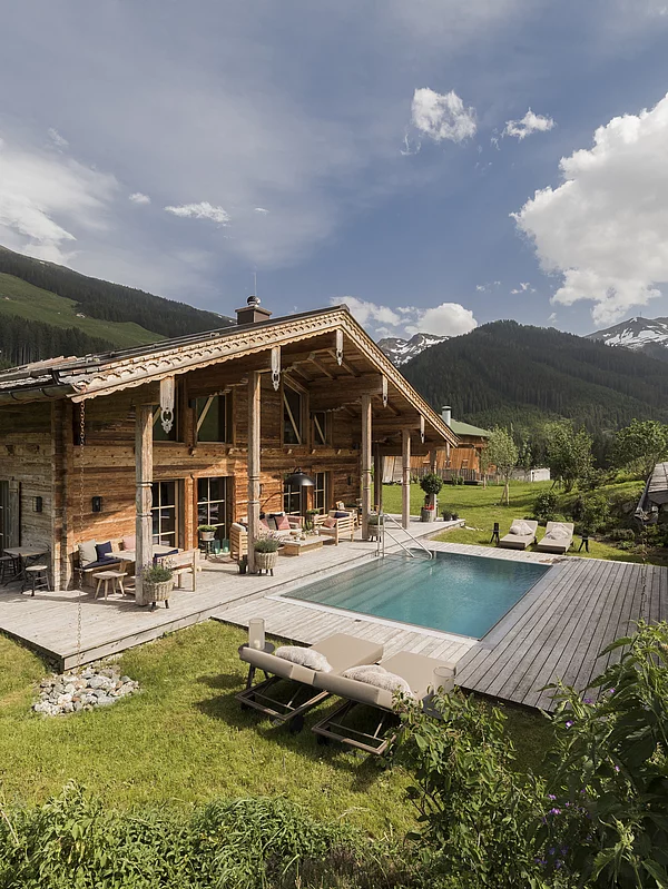 Außenansicht Chalet mit Pool im Sommer Schmiedalm Saalbach Hinterglemm