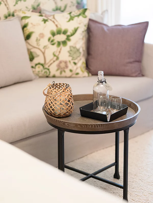 Beistelltisch und Sofa im Doppelzimmer Comfort Plus im Hotel Unterschwarzachhof